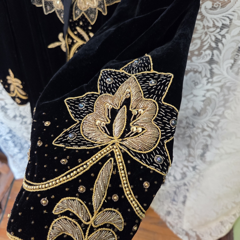 Vintage 40s Black 100% Silk Velvet Coat/kaftan with Gold Embroidery - Picture 5 of 8